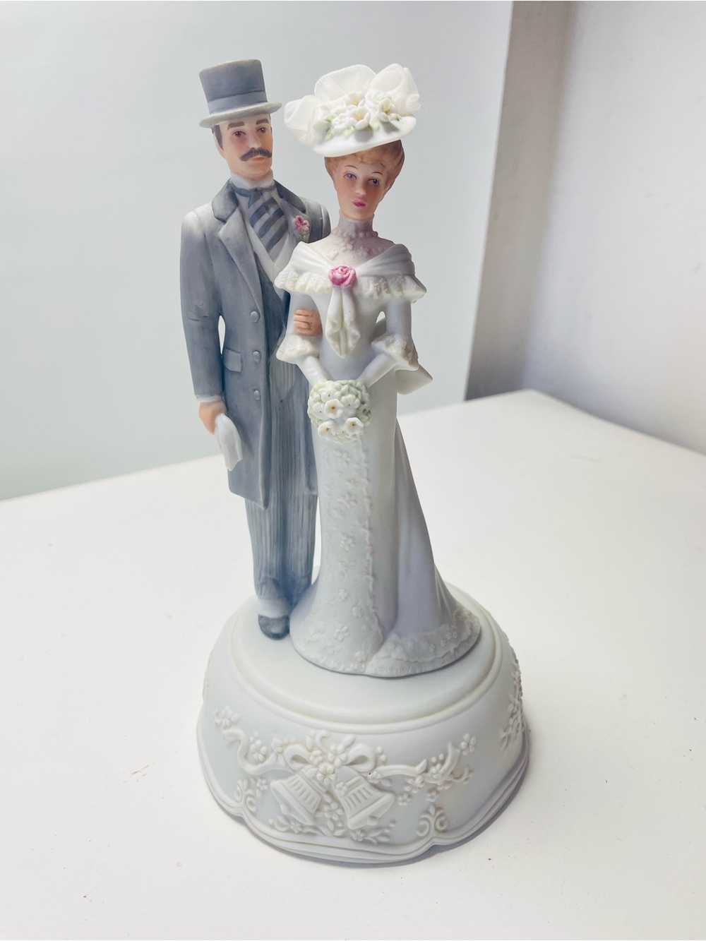 Vintage 1989 Victorian Bride & Groom Musical Figurine White Sculpted Base